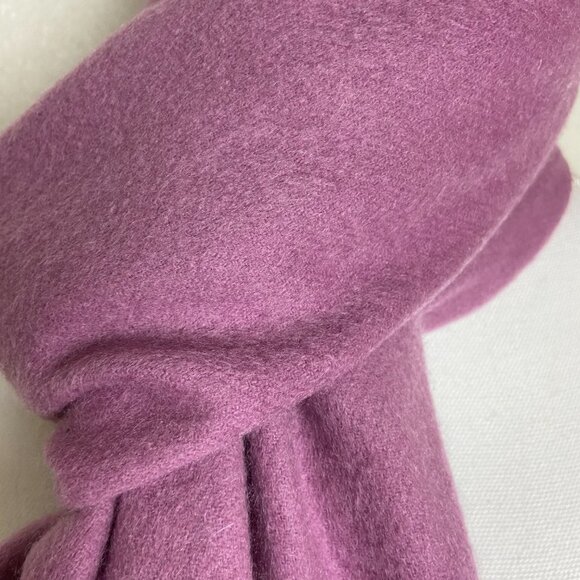 NWOT SAKS FIFTH AVENUE 100% Cashmere Scarf Lilac - Picture 2 of 4